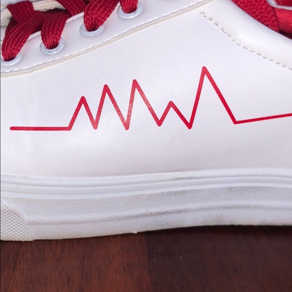 White and red heartbeat print sneakers size 8 - Picture 3 of 6